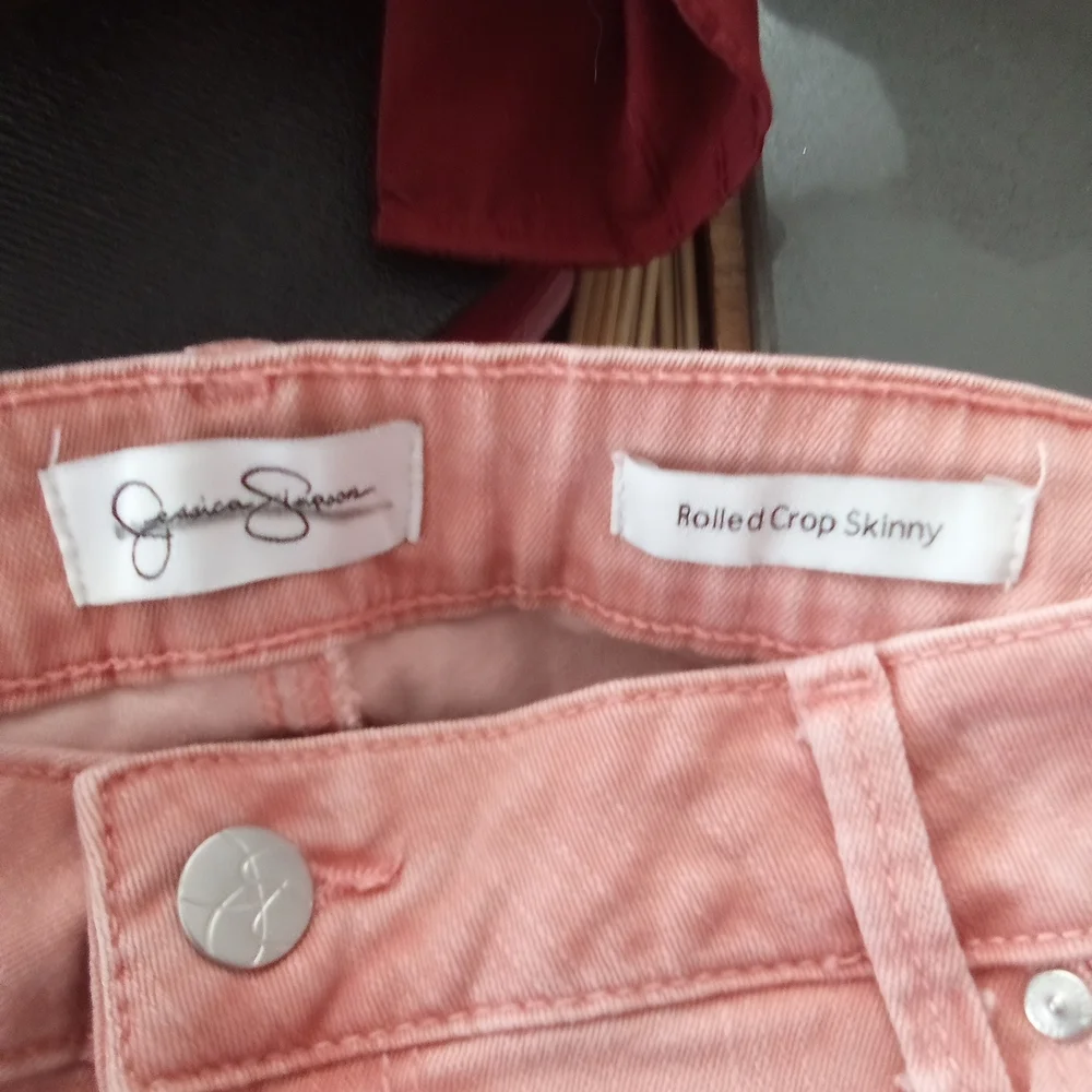 Chic Pink Cropped Jeans with Ankle Length - Picture 3 of 3